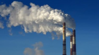 Beyaz bulutlu mavi bir işaret