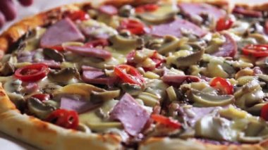 Bir dilim pizzanın yakın çekimi.
