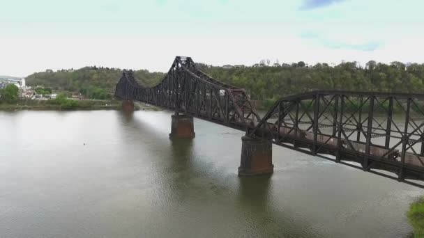 Um comboio que atravessa uma ponte sobre uma massa de água — Vídeo de Stock