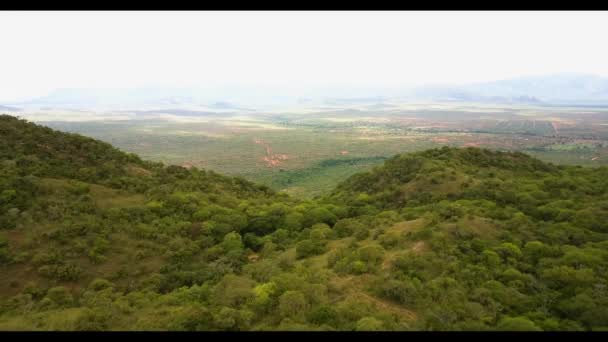 Una señal con una montaña en el fondo — Vídeo de stock