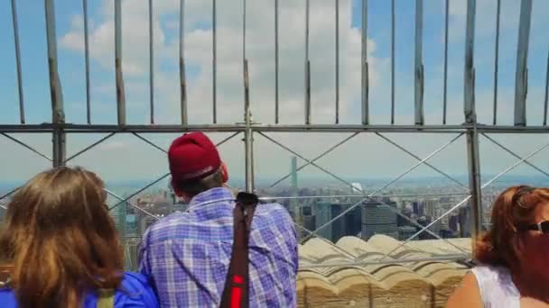 Un grupo de personas de pie frente a un edificio — Vídeos de Stock