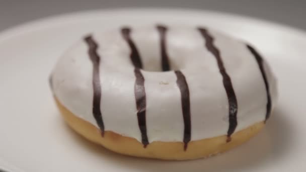 Un primer plano de un pedazo de pastel en un plato — Vídeos de Stock