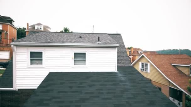 Ett litet hus framför en tegelbyggnad — Stockvideo