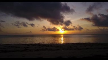 Gün batımının önünde bir işaret