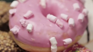 Çikolatalı kekin yakın çekimi.