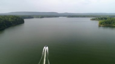 Gölün önünde bir su kütlesi