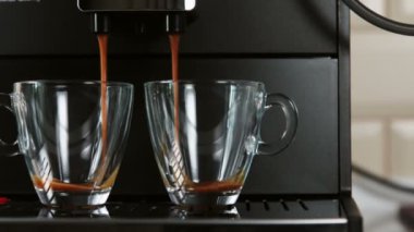 Tezgahın üzerinde cam bir bardak.