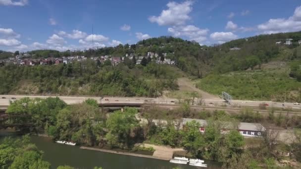 다리 위를 달리는 열차 — 비디오