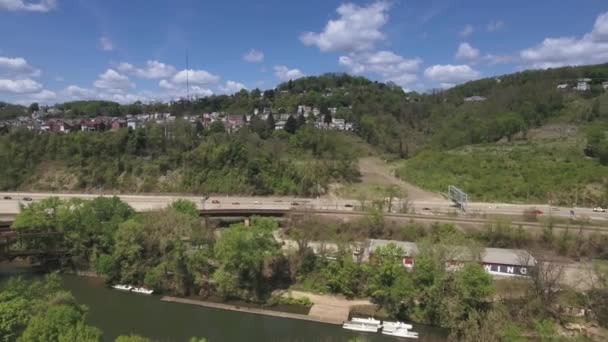 Un tren que viaja por un puente — Vídeos de Stock