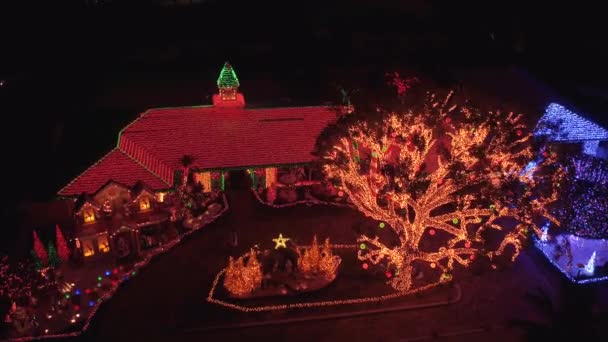 Dom w nocy pokryte jasnym kolorowym świetle Bożego Narodzenia — Wideo stockowe