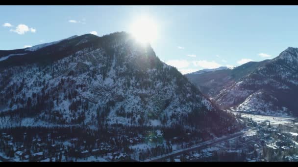 雪に覆われた山の側面の標識 — ストック動画