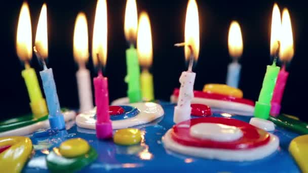 Торт на день рождения с зажженными свечами — стоковое видео