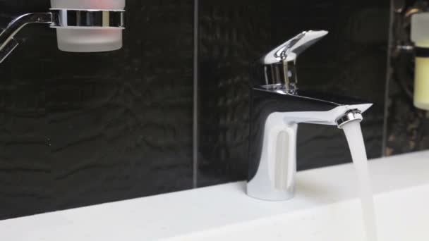 A close up of a sink — Stock Video
