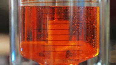 Şarap kadehini yakın plan çek.