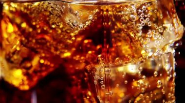 Mumları yanan bir pastanın yakın çekimi