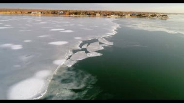 Okyanusun yanındaki su.