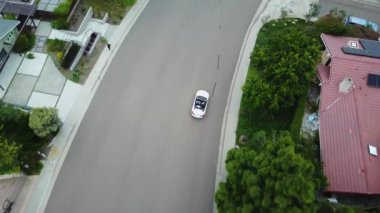 Binanın önündeki çiçek bahçesine yakın çekim.