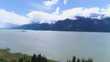 Arka planda dağ olan bir su kütlesinin üstünde bir işaret.