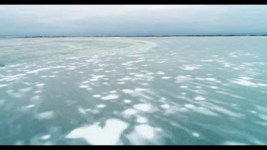 Büyük bir su kütlesi.