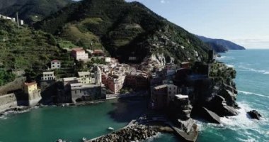 Dağın tepesinde oturan bir tekne.