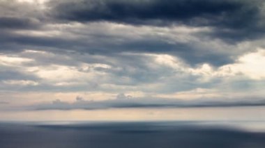 Bulutlu bir günde bir uçak