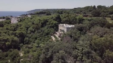 Tepenin kenarında bir tabela