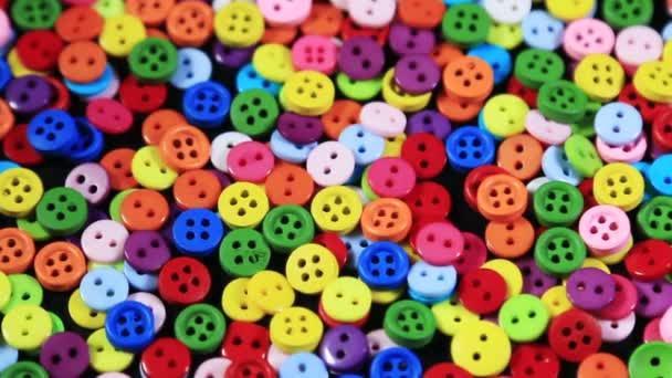 Um pequeno botões coloridos — Vídeo de Stock