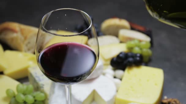 Un primer plano de la comida en una mesa — Vídeos de Stock