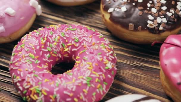 Un donut sentado encima de una mesa — Vídeos de Stock