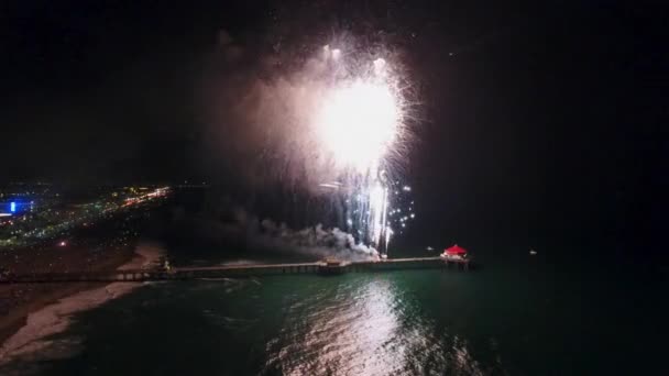 Fogos de artifício na água — Vídeo de Stock