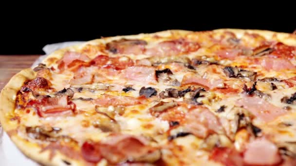 Een close-up van een stuk pizza — Stockvideo