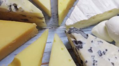 Bir muzun üstünde oturan bir parça kek