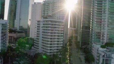 Şehirdeki yüksek bir bina.