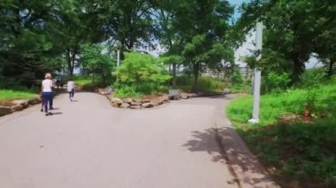 Binanın kenarında ağaçlar olan bir patika.