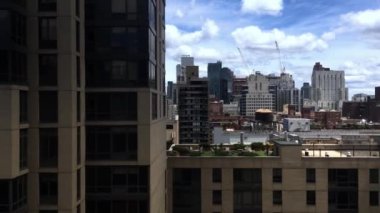 Şehirdeki yüksek bir bina.