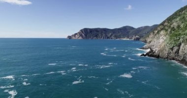 Arka planda dağ olan bir su kütlesi.