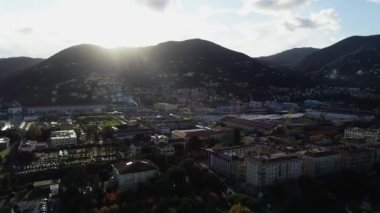 Arka planda büyük bir dağ.