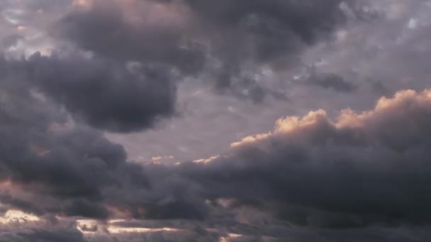 Gökyüzündeki bulutların yakın çekimi — Stok video