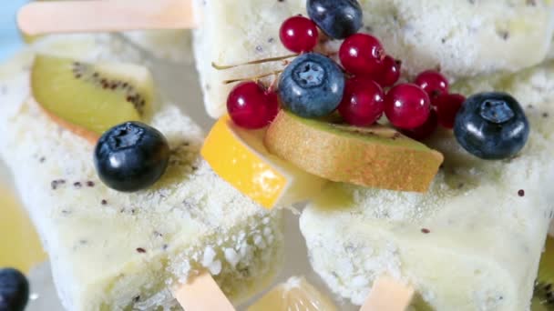 Торт с фруктами на столе — стоковое видео