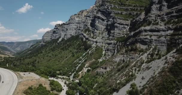 Una montaña rocosa con árboles en el fondo — Vídeos de Stock