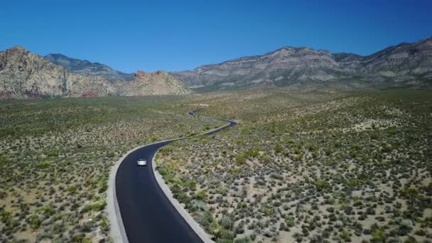 Una vista de una montaña — Vídeo de stock