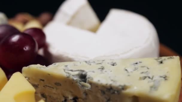 Un pedazo de pastel sentado encima de un plato de papel — Vídeos de Stock