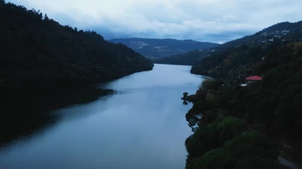 以高山为背景的水体 — 图库视频影像