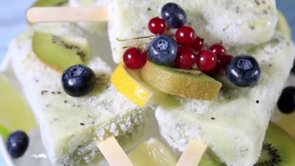 Un pedazo de pastel en un plato — Vídeo de stock