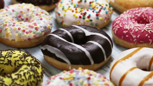 Um close-up de um donut coberto com coberturas diferentes — Vídeo de Stock