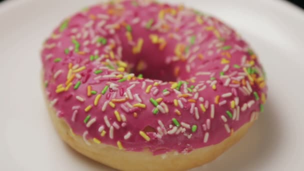 Een chocolade bedekte donut — Stockvideo