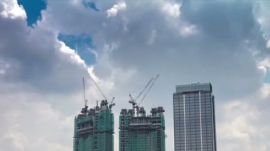 Şehirdeki yüksek bir bina.