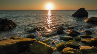 Bir su kütlesinin ortasında bir ada.