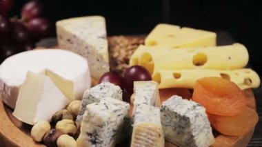 Masada bir dilim pasta.