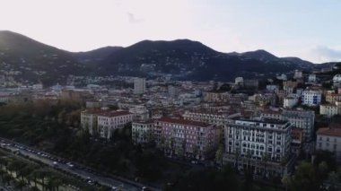 Dağın tepesinde bir kale